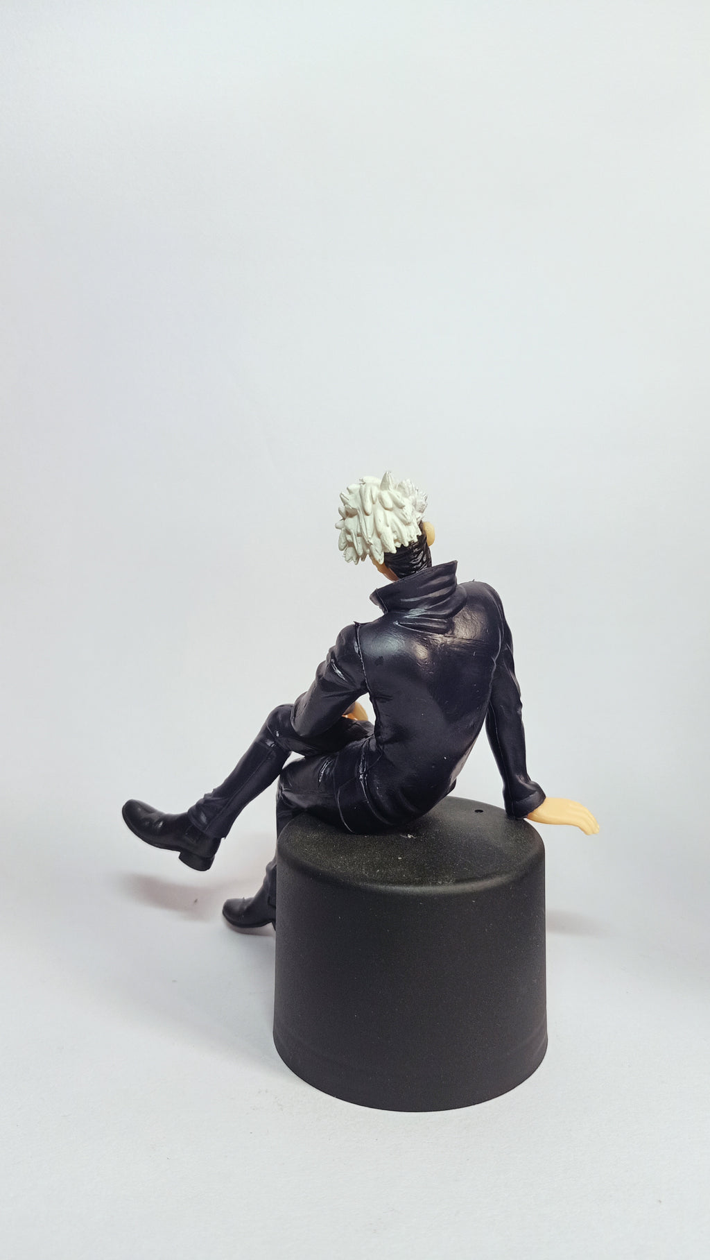 Gojo Satoru Sitting Figure| Jujutsu Kaisen Collectible